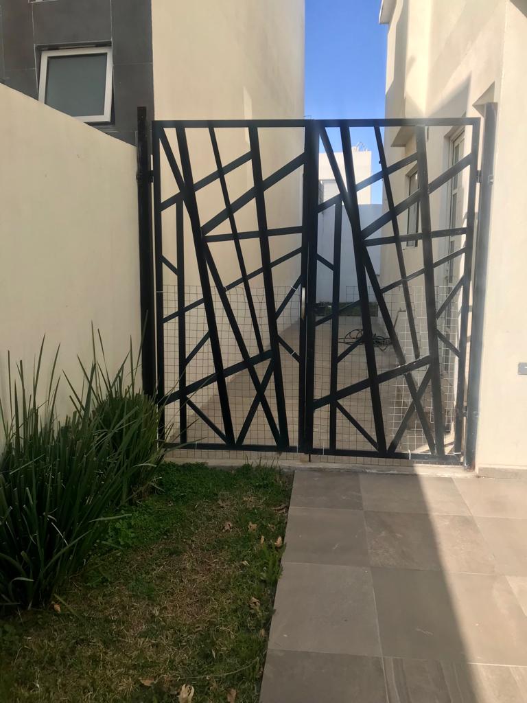 CASA EN VENTA AL NORTE SALTILLO FRACCIONAMIENTO PRIVADO LENNA