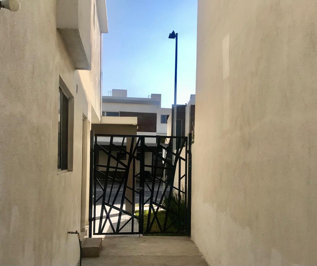 CASA EN VENTA AL NORTE SALTILLO FRACCIONAMIENTO PRIVADO LENNA