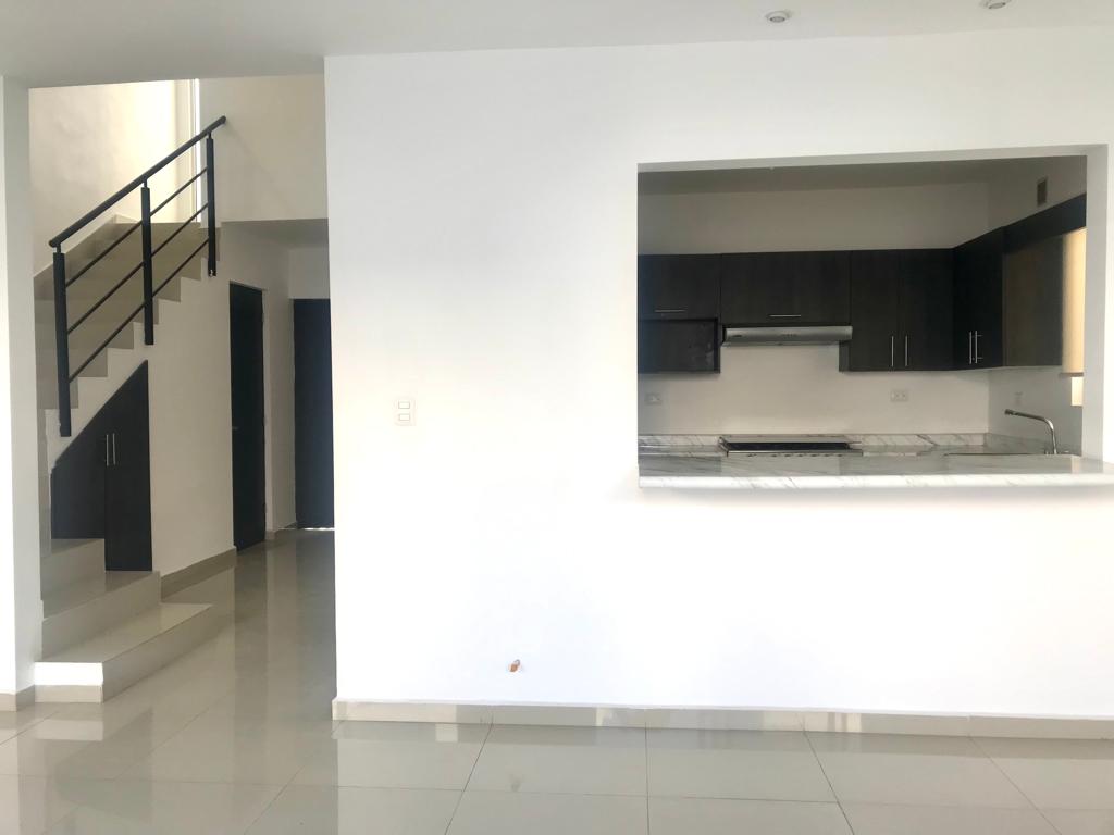 CASA EN VENTA AL NORTE SALTILLO FRACCIONAMIENTO PRIVADO LENNA