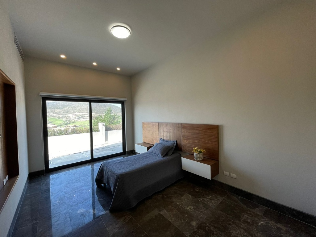 CASA EN RENTA EN RESIDENCIAL TERRALTA AND COUNTRY CLUB COMPLETAMAENTE AMUEBLADA, EQUIPADA Y DECORADA DE LUJO DE TRES PISOS