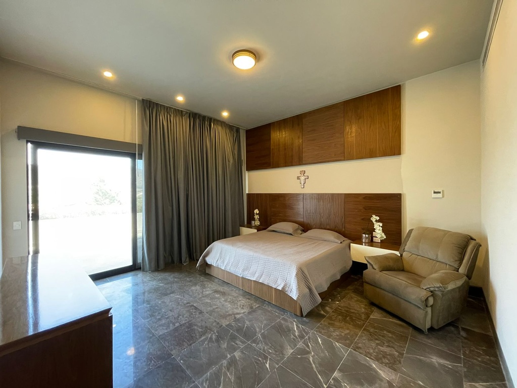 CASA EN RENTA EN RESIDENCIAL TERRALTA AND COUNTRY CLUB COMPLETAMAENTE AMUEBLADA, EQUIPADA Y DECORADA DE LUJO DE TRES PISOS