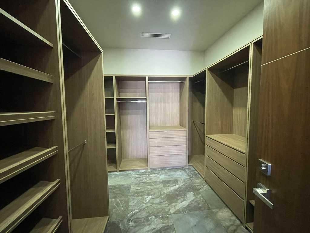 CASA EN RENTA EN RESIDENCIAL TERRALTA AND COUNTRY CLUB COMPLETAMAENTE AMUEBLADA, EQUIPADA Y DECORADA DE LUJO DE TRES PISOS