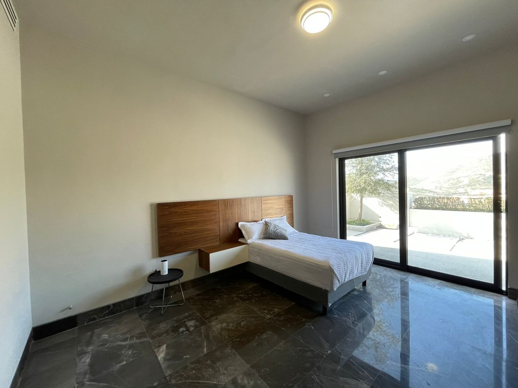 CASA EN RENTA EN RESIDENCIAL TERRALTA AND COUNTRY CLUB COMPLETAMAENTE AMUEBLADA, EQUIPADA Y DECORADA DE LUJO DE TRES PISOS