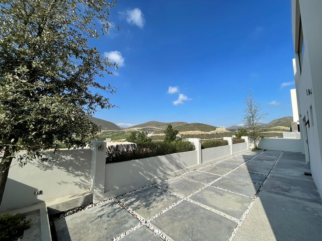 CASA EN RENTA EN RESIDENCIAL TERRALTA AND COUNTRY CLUB COMPLETAMAENTE AMUEBLADA, EQUIPADA Y DECORADA DE LUJO DE TRES PISOS