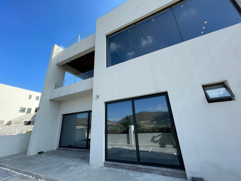 CASA EN RENTA EN RESIDENCIAL TERRALTA AND COUNTRY CLUB COMPLETAMAENTE AMUEBLADA, EQUIPADA Y DECORADA DE LUJO DE TRES PISOS
