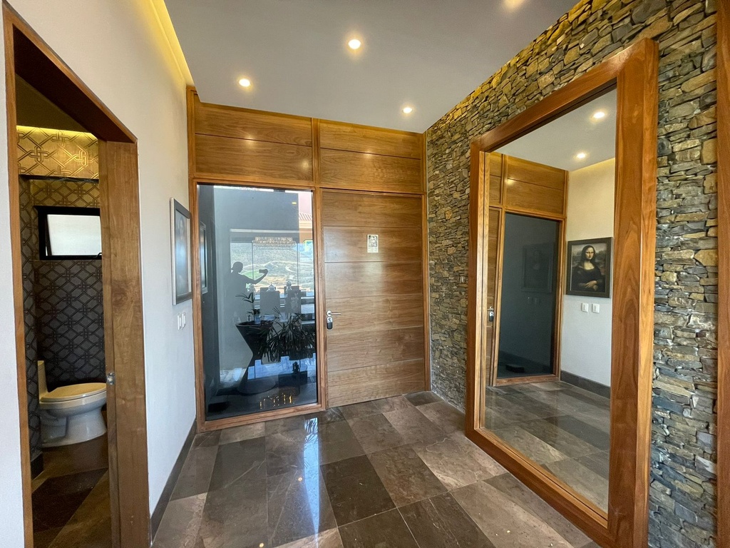 CASA EN RENTA EN RESIDENCIAL TERRALTA AND COUNTRY CLUB COMPLETAMAENTE AMUEBLADA, EQUIPADA Y DECORADA DE LUJO DE TRES PISOS