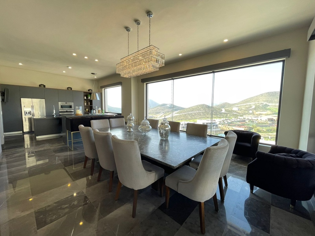 CASA EN RENTA EN RESIDENCIAL TERRALTA AND COUNTRY CLUB COMPLETAMAENTE AMUEBLADA, EQUIPADA Y DECORADA DE LUJO DE TRES PISOS