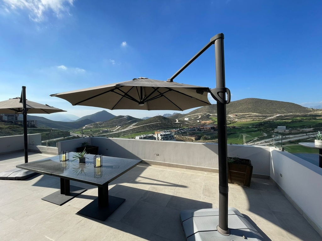CASA EN RENTA EN RESIDENCIAL TERRALTA AND COUNTRY CLUB COMPLETAMAENTE AMUEBLADA, EQUIPADA Y DECORADA DE LUJO DE TRES PISOS