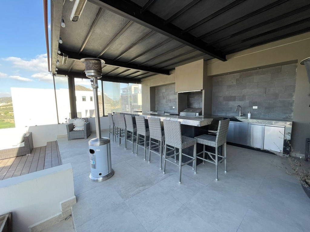 CASA EN RENTA EN RESIDENCIAL TERRALTA AND COUNTRY CLUB COMPLETAMAENTE AMUEBLADA, EQUIPADA Y DECORADA DE LUJO DE TRES PISOS