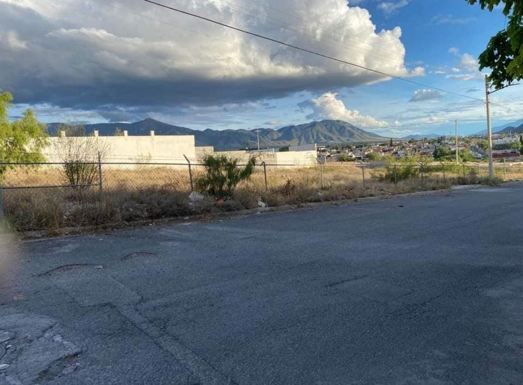 TERRENO EN RENTA AL SUR EN ESQUINA PLANO DE 2000 MT2 PARA TALLER, FERRETERA, AUTOLAVADO