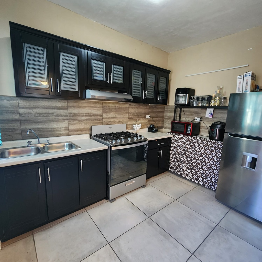 CASA EN RENTA COMPLETAMENTE AMUEBLADA Y EQUIPADA EN VALLE DEL ORIENTE