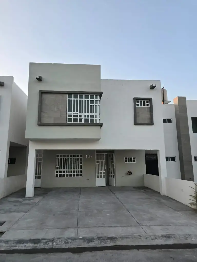 CASA EN RENTA AL ORIENTE DE SALTILLO EN FRACCIONAMIENTO CERRADO VALLE DE LOS ALMENDROS FRENTE A PARQUE