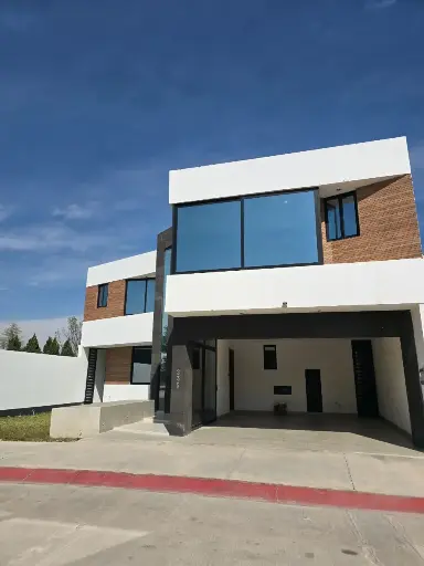 [CaVeFrJaDeVe-OmMoDu-12M] CASA EN VENTA AL NORTE DE SALTILLO EN FRACCIONAMIENTO JARDINES DE VERSALLES MODERNA CON ALBERCA