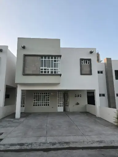 [CaReFrVaDeLoAl-JoAnEsDu-14.5] CASA EN RENTA AL ORIENTE DE SALTILLO EN FRACCIONAMIENTO CERRADO VALLE DE LOS ALMENDROS FRENTE A PARQUE